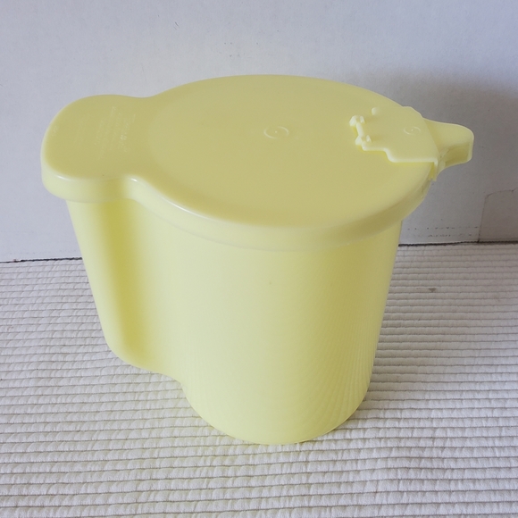 Tupperware Yellow Milk Pitcher Vintage Plastic 40 oz. Large 131-2 5.5" Flip Top - Picture 3 of 9